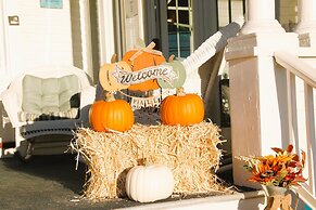 By the Sea Guests Bed & Breakfast & Suites