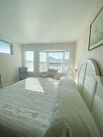 By the Sea Guests Bed & Breakfast & Suites