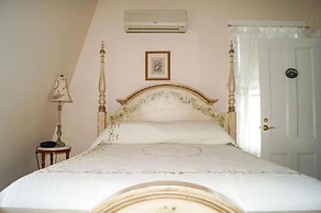 By the Sea Guests Bed & Breakfast & Suites