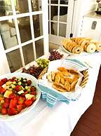 By the Sea Guests Bed & Breakfast & Suites