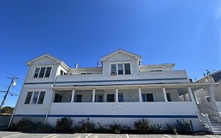 By the Sea Guests Bed & Breakfast & Suites