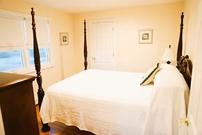 By the Sea Guests Bed & Breakfast & Suites