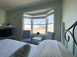 By the Sea Guests Bed & Breakfast & Suites