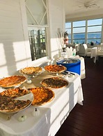 By the Sea Guests Bed & Breakfast & Suites