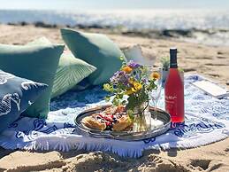 By the Sea Guests Bed & Breakfast & Suites