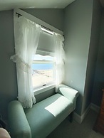 By the Sea Guests Bed & Breakfast & Suites