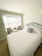 By the Sea Guests Bed & Breakfast & Suites