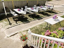 By the Sea Guests Bed & Breakfast & Suites