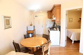 By the Sea Guests Bed & Breakfast & Suites