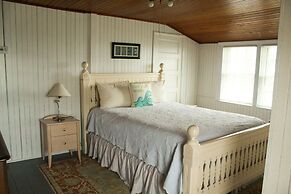 By the Sea Guests Bed & Breakfast & Suites