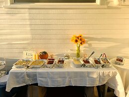 By the Sea Guests Bed & Breakfast & Suites