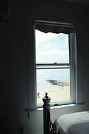 By the Sea Guests Bed & Breakfast & Suites