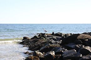 By the Sea Guests Bed & Breakfast & Suites