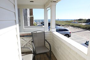 By the Sea Guests Bed & Breakfast & Suites