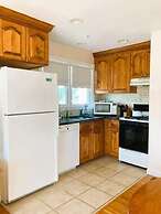 By the Sea Guests Bed & Breakfast & Suites