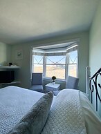 By the Sea Guests Bed & Breakfast & Suites