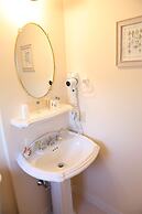 By the Sea Guests Bed & Breakfast & Suites