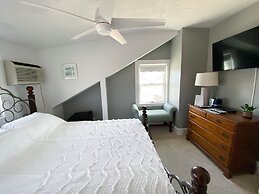 By the Sea Guests Bed & Breakfast & Suites