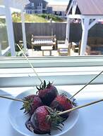 By the Sea Guests Bed & Breakfast & Suites