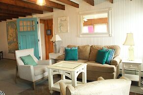 By the Sea Guests Bed & Breakfast & Suites