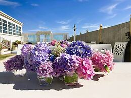 By the Sea Guests Bed & Breakfast & Suites