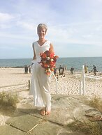 By the Sea Guests Bed & Breakfast & Suites