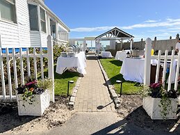 By the Sea Guests Bed & Breakfast & Suites