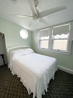 By the Sea Guests Bed & Breakfast & Suites