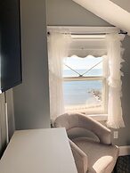 By the Sea Guests Bed & Breakfast & Suites