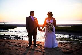 By the Sea Guests Bed & Breakfast & Suites