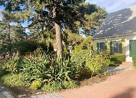 By the Sea Guests Bed & Breakfast & Suites