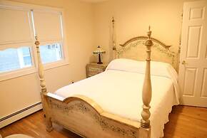 By the Sea Guests Bed & Breakfast & Suites