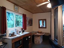 Aloha Crater Lodge and Lava Tube