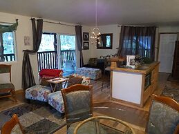 Aloha Crater Lodge and Lava Tube