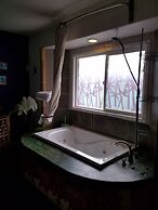 Aloha Crater Lodge and Lava Tube