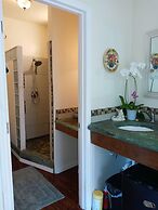 Aloha Crater Lodge and Lava Tube