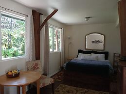 Aloha Crater Lodge and Lava Tube