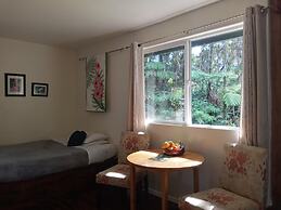 Aloha Crater Lodge and Lava Tube