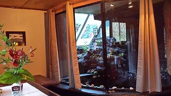 Aloha Crater Lodge and Lava Tube