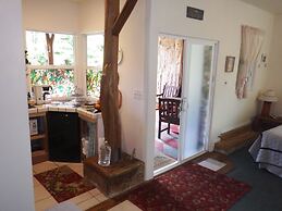 Aloha Crater Lodge and Lava Tube