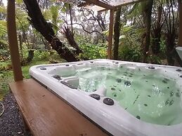 Aloha Crater Lodge and Lava Tube