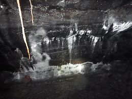 Aloha Crater Lodge and Lava Tube