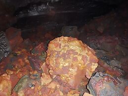 Aloha Crater Lodge and Lava Tube