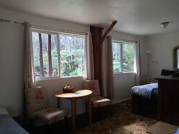 Aloha Crater Lodge and Lava Tube