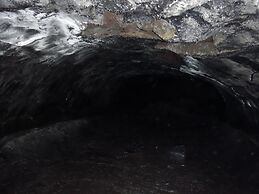 Aloha Crater Lodge and Lava Tube