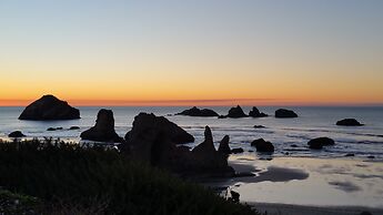 Sunset Oceanfront Lodging