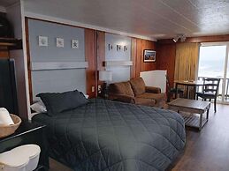 Sunset Oceanfront Lodging