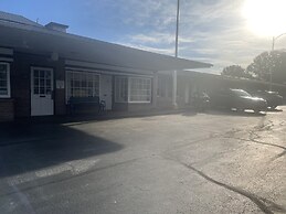 Budget Host Three Crowns Motor Lodge