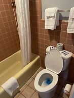 Budget Host Three Crowns Motor Lodge