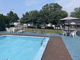 Budget Host Three Crowns Motor Lodge